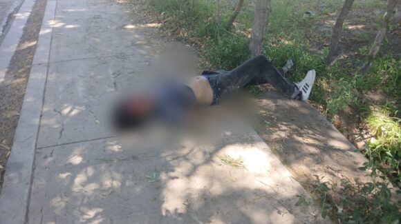 Motociclista ingresa a hospital de Los Mochis tras sufrir accidente en Cachoana, Ahome, Sinaloa