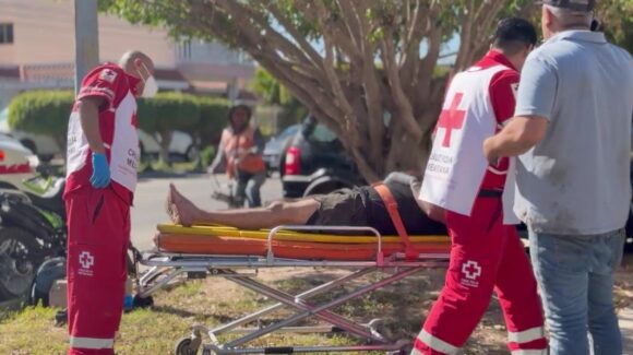 Motociclista resulta lesionado tras impactarse contra un vehículo en sector Scally de Los Mochis, Sinaloa