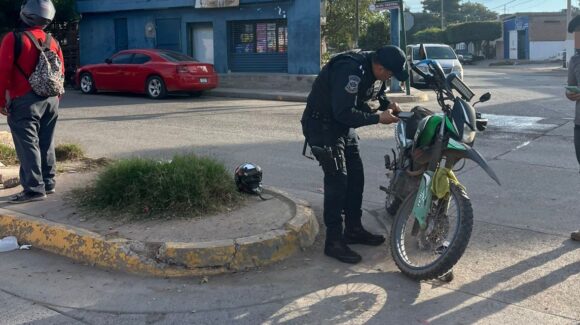 Motociclista resulta lesionado tras choque en la colonia Makarenko de Guasave, Sinaloa