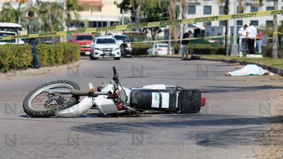 Tránsito de Ahome ataca malas conductas de motociclistas; la tarea está más en los menores de edad