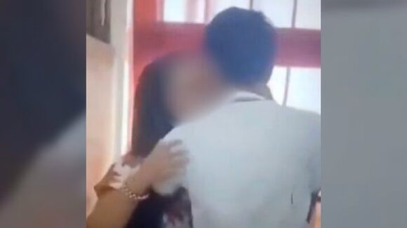 No era maestra, hacía su servicio social… captan a mujer besando a estudiante adolescente, en Tabasco (video)