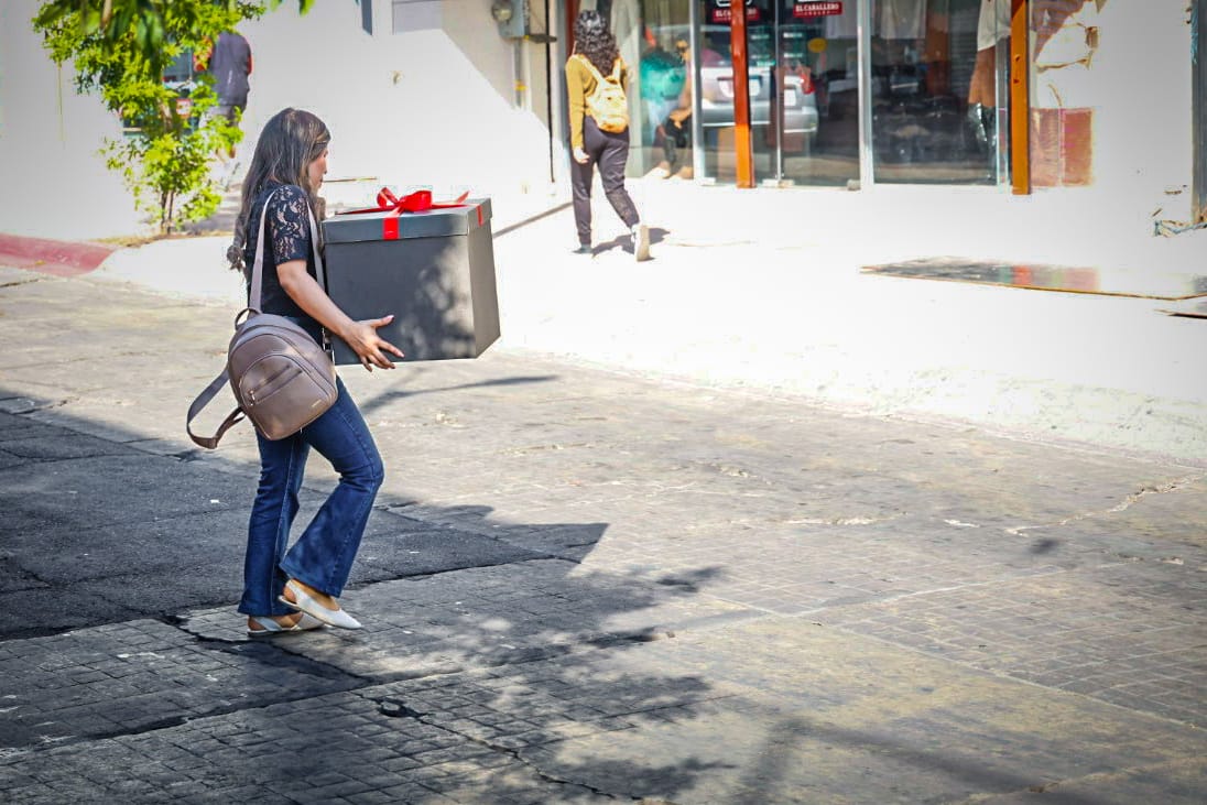 Mujer con caja de regalo grande en el Centro de Culiacán