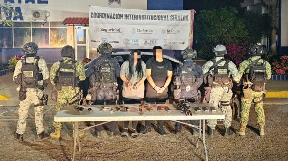 Detienen a una mujer y dos hombres armados en Culiacán, Sinaloa; uno resulta herido al intentar huir
