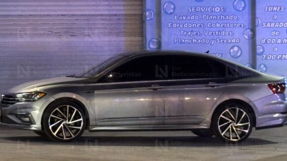 Ejecutan a balazos a una mujer a bordo de un Jetta en Rincón Real, sector Santa Fe, al norte de Culiacán, Sinaloa