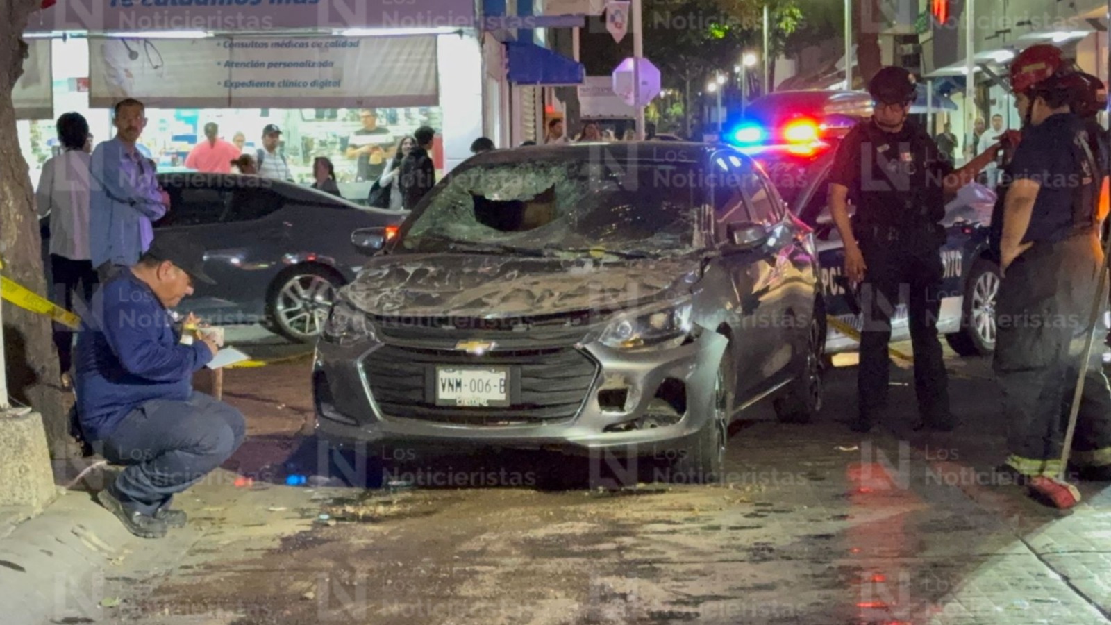 Mujer queda prensada en choque contra camión urbano en el Centro de Culiacán