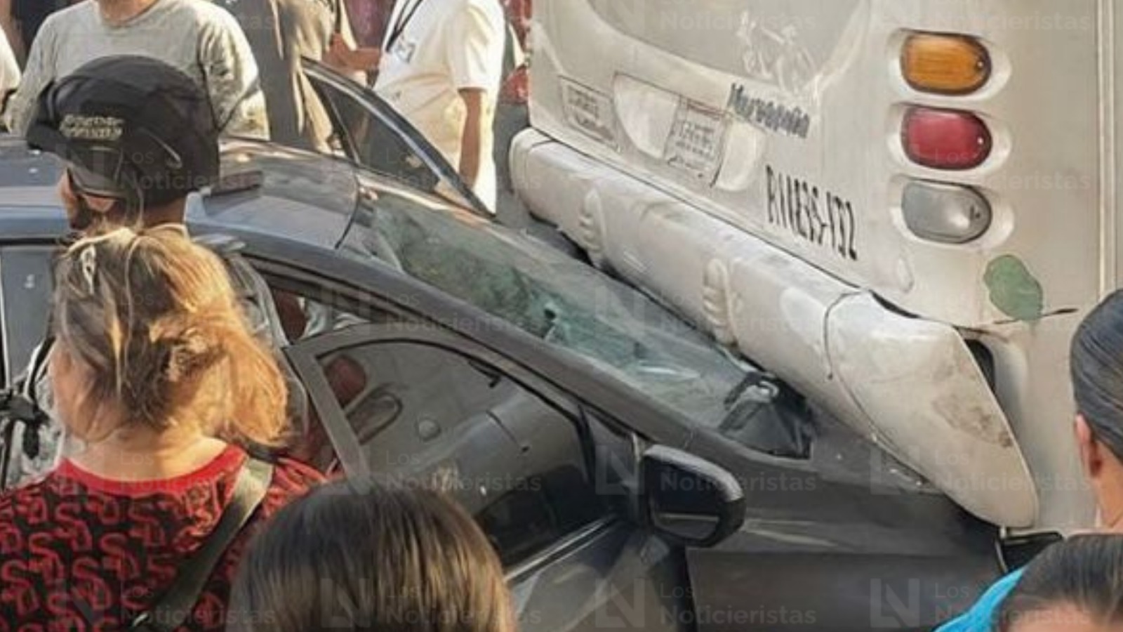 Mujer queda prensada en choque contra camión urbano en el Centro de Culiacán