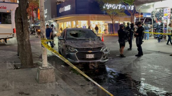 Mujer resulta herida tras chocar y quedar prensada debajo de un camión Agustina Ramírez, en el Centro de Culiacán, Sinaloa