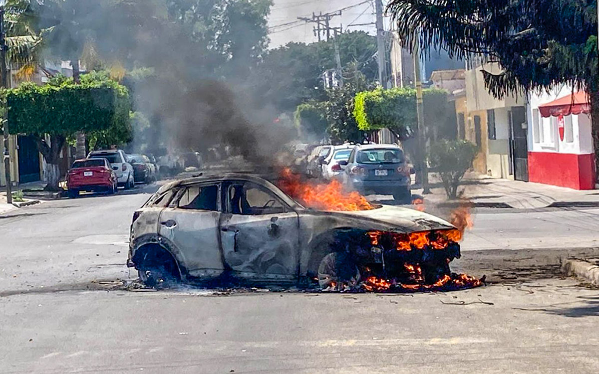 Narcobloqueos en México. Auto incendiado