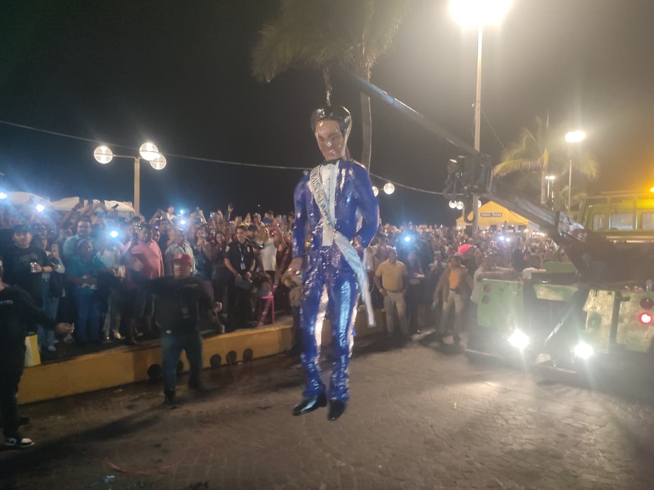 Nawat Itsaragrisil en la Quema del Mal Humor del Carnaval de Mazatlán
