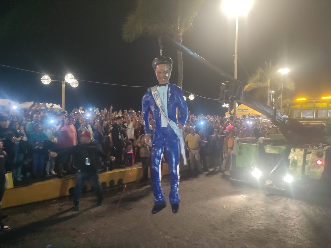 Nawat Itsaragrisil en la Quema del Mal Humor del Carnaval de Mazatlán