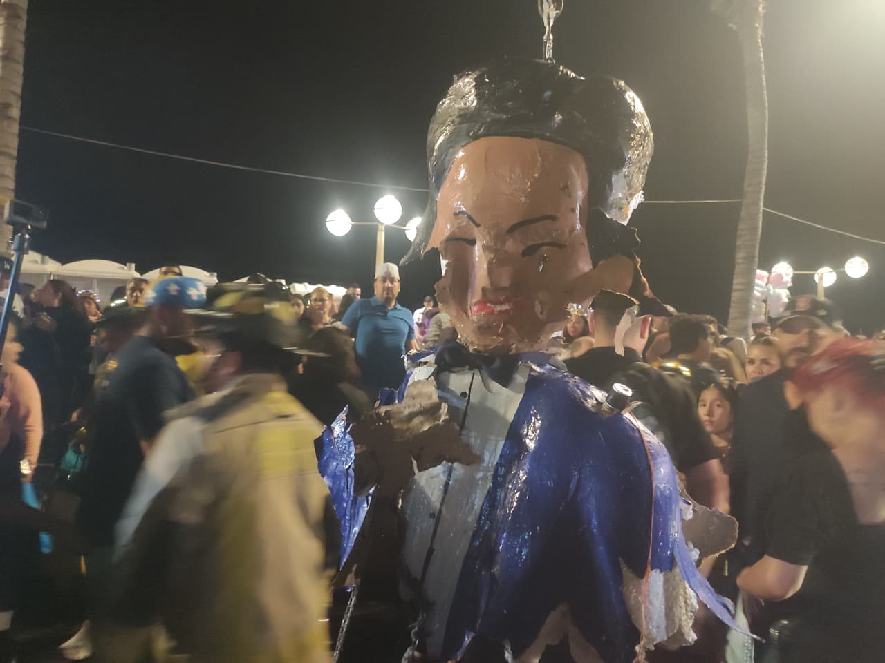 Nawat Itsaragrisil en la Quema del Mal Humor del Carnaval de Mazatlán