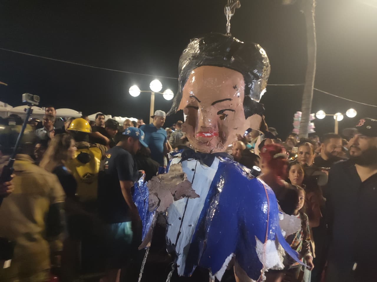 Nawat Itsaragrisil en la Quema del Mal Humor del Carnaval de Mazatlán