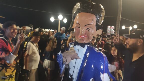 VIDEO: ¡No ardió, explotó! Nawat Itsaragrisil en la Quema del Mal Humor del Carnaval de Mazatlán, Sinaloa