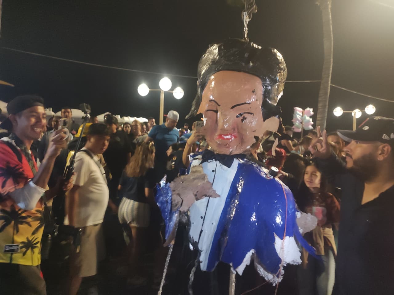 Nawat Itsaragrisil en la Quema del Mal Humor del Carnaval de Mazatlán