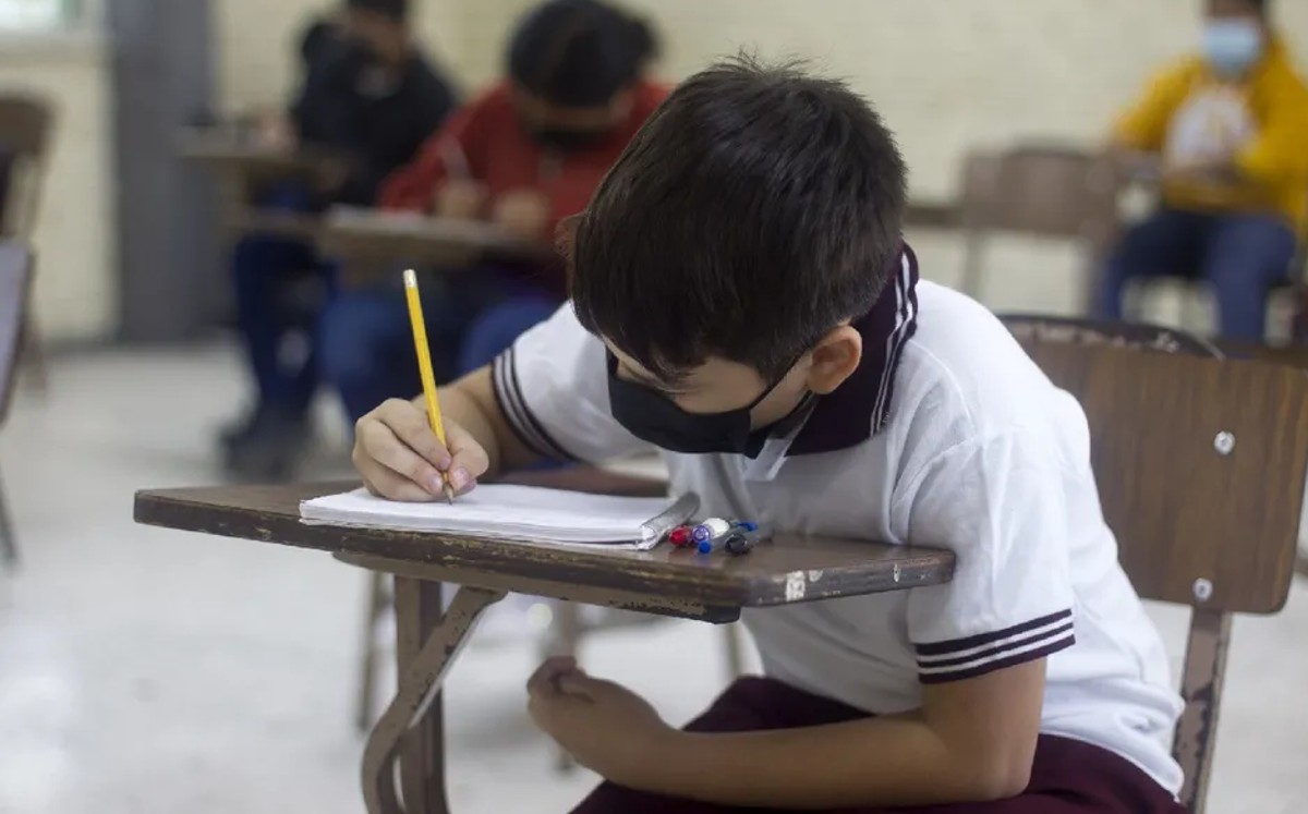 Niño con cubrebocas en la escuela