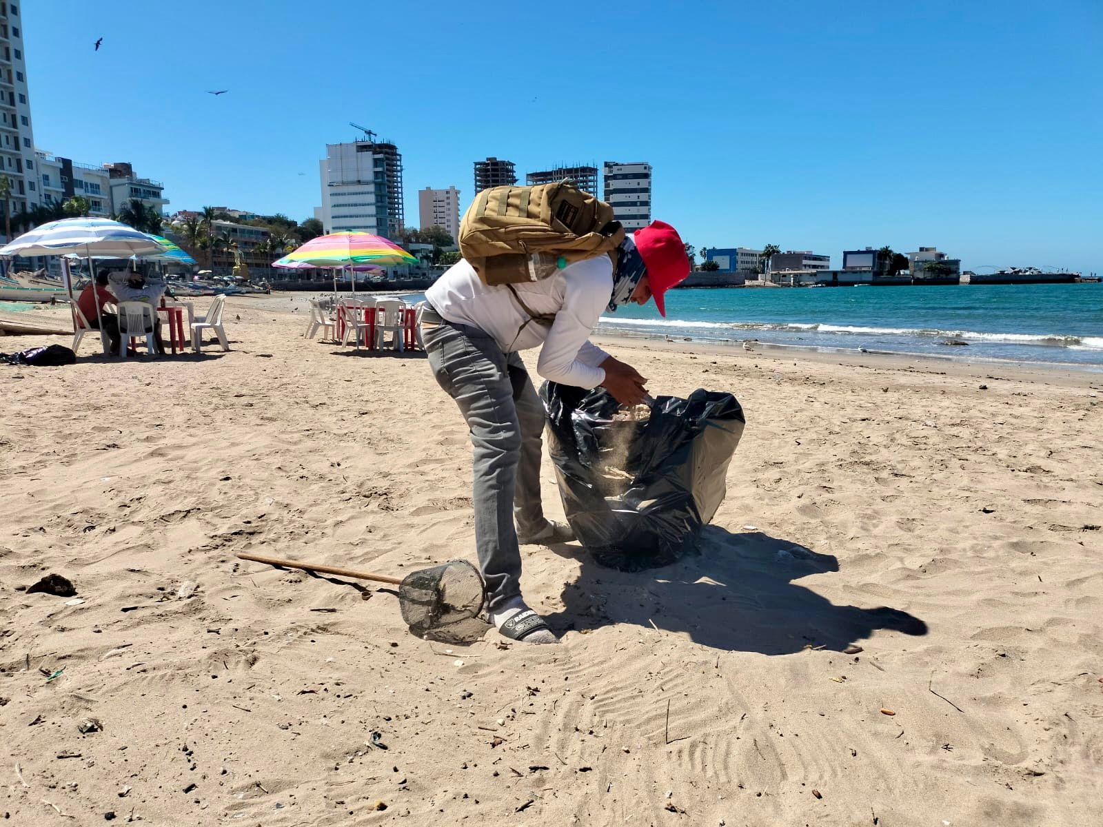 OAP y Cobaes limpian playas de Mazatlán