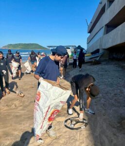 OAP y Cobaes limpian playas de Mazatlán