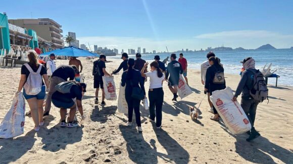 Se unen la OAP y el Cobaes a limpiar 16 kilómetros de playas de Mazatlán, Sinaloa