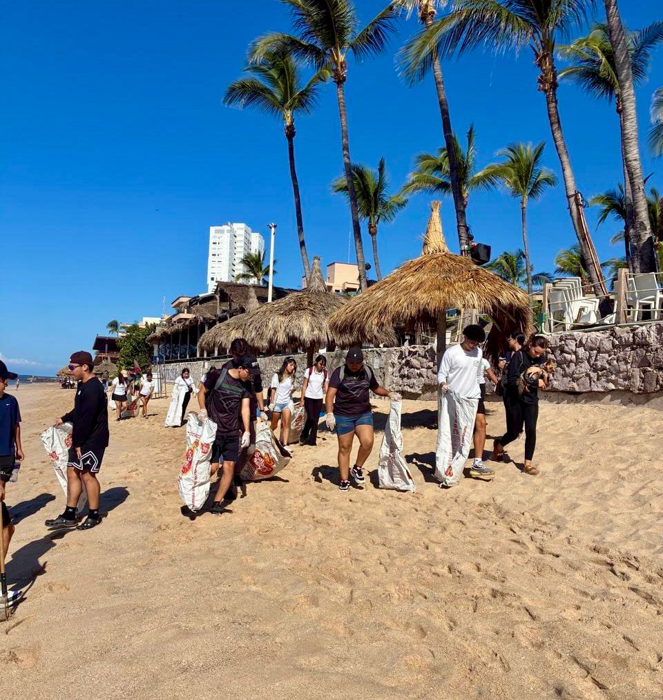 OAP y Cobaes limpian playas de Mazatlán