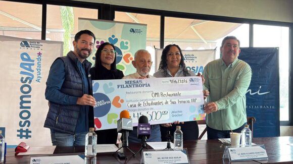 OMI Café entrega a la Casa del Estudiante de San Ignacio IAP donativo recolectado en la Mesa de la Filantropía