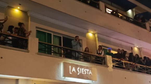 ¡Les da serenata! Pancho Barraza deleita con palomazo  a mazatlecos y turistas desde un balcón este Carnaval