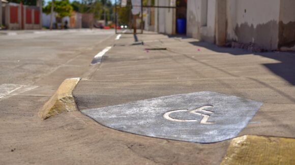 Vecinos de la Villa de Ahome dejan atrás encharcamientos, lodo y baches con pavimentación de calle
