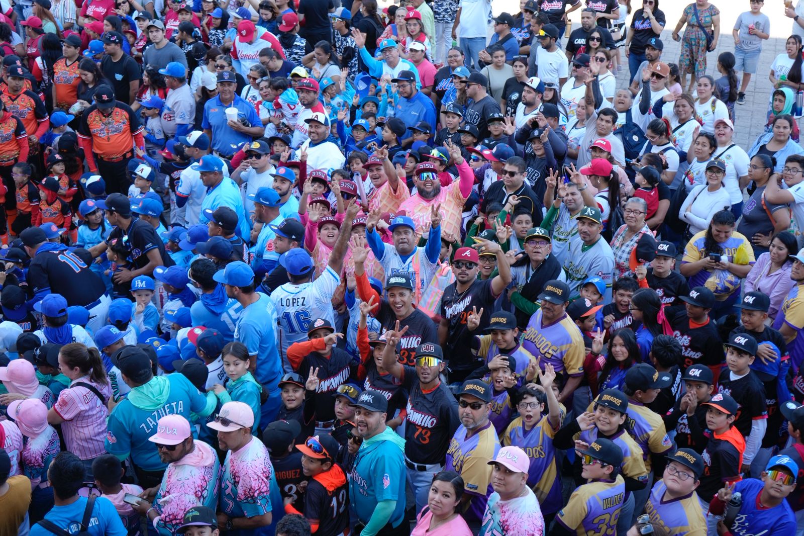 Fiesta beisbolera con los 'peloteritos'