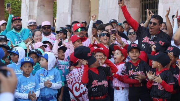 Se vive en Mazatlán, Sinaloa la fiesta beisbolera con los ‘peloteritos’ con desfile de las ligas infantiles