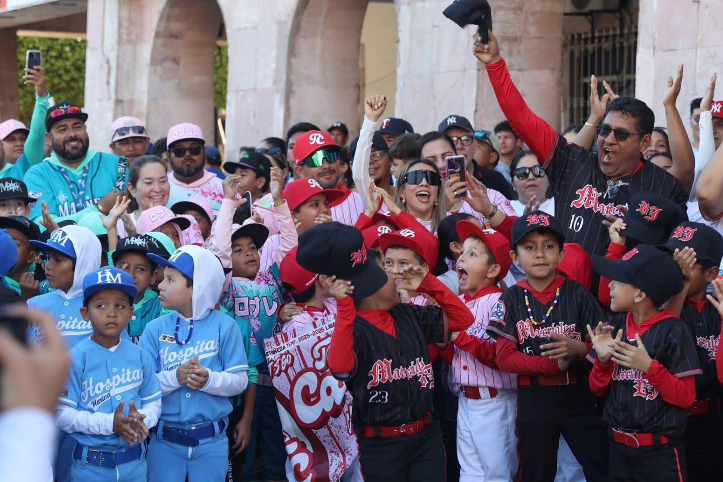Fiesta beisbolera con los 'peloteritos'