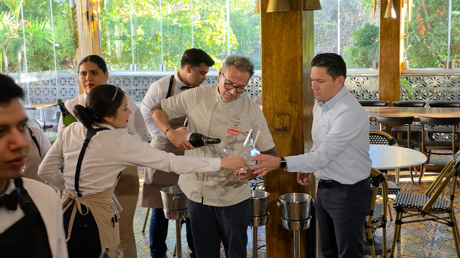 Luis Osuna y personal de Cayenna celebran su reconocimiento en la Guía México Gastronómico