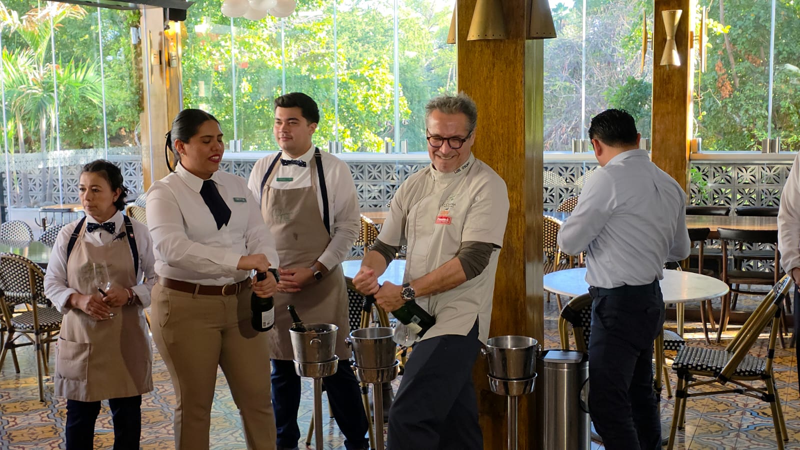 Luis Osuna y personal de Cayenna celebran su reconocimiento en la Guía México Gastronómico