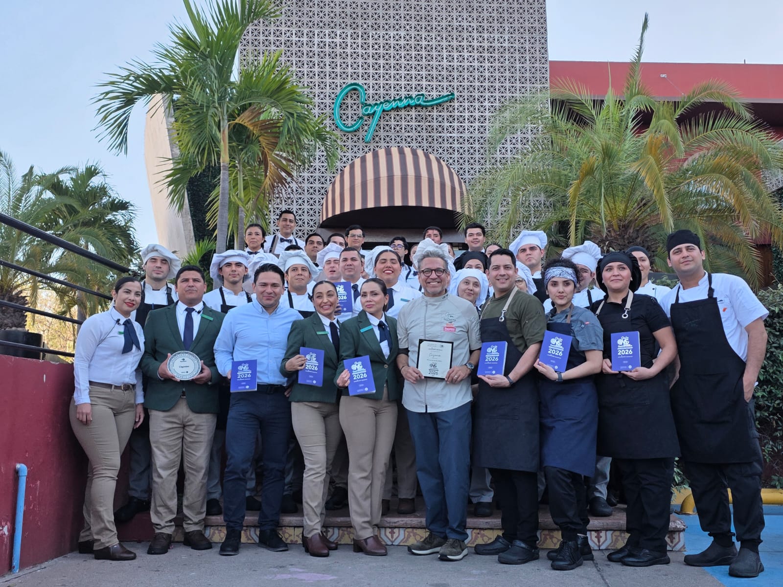 Luis Osuna y personal de Cayenna celebran su reconocimiento en la Guía México Gastronómico