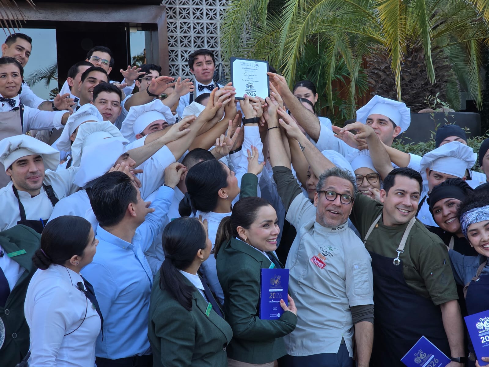 Luis Osuna y personal de Cayenna celebran su reconocimiento en la Guía México Gastronómico