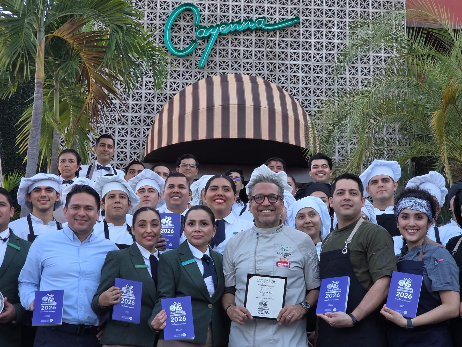 Luis Osuna y personal de Cayenna celebran su reconocimiento en la Guía México Gastronómico