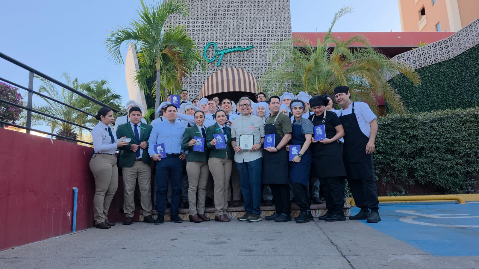 Luis Osuna y personal de Cayenna celebran su reconocimiento en la Guía México Gastronómico