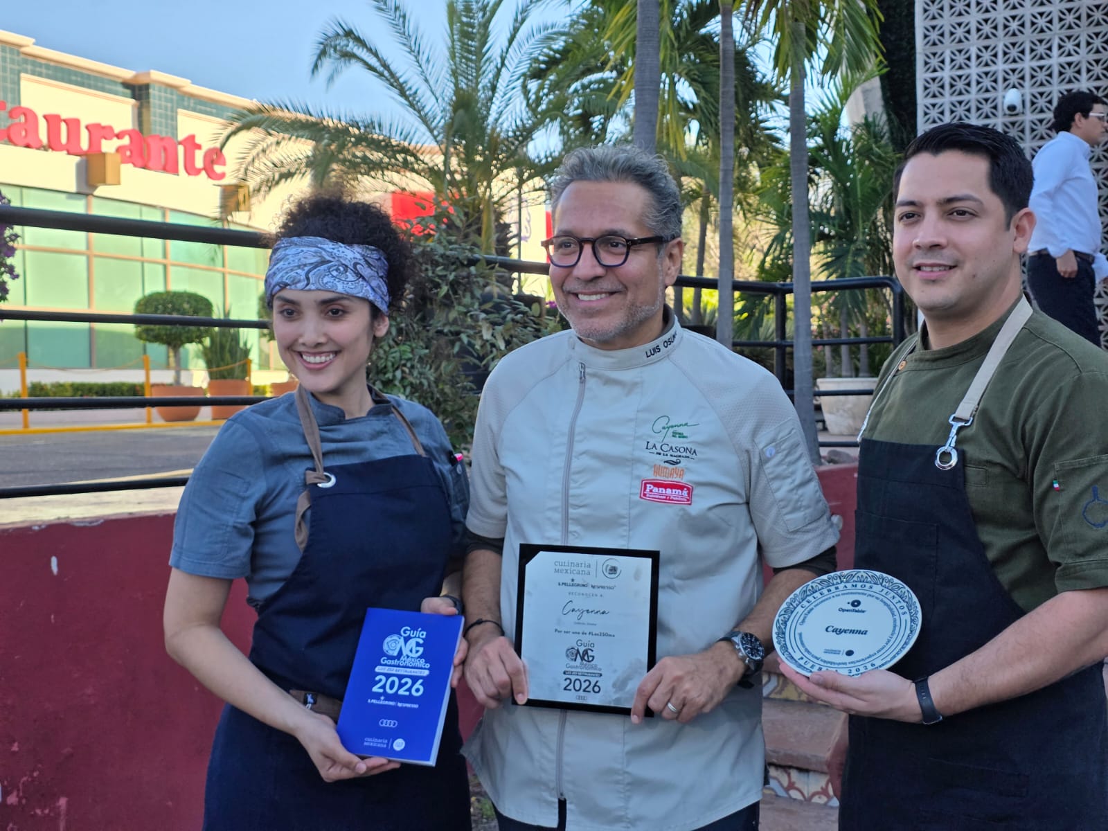 Luis Osuna y personal de Cayenna celebran su reconocimiento en la Guía México Gastronómico