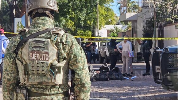 Envuelto en plásticos negros y con mensaje encuentran cadáver en Lomas del Bulevard de Culiacán, Sinaloa