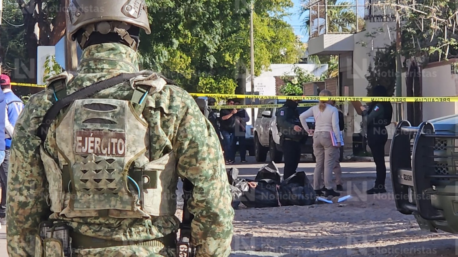Personal del Ejército resguardando lugar donde localizaron cuerpo envuelto en plástico negro