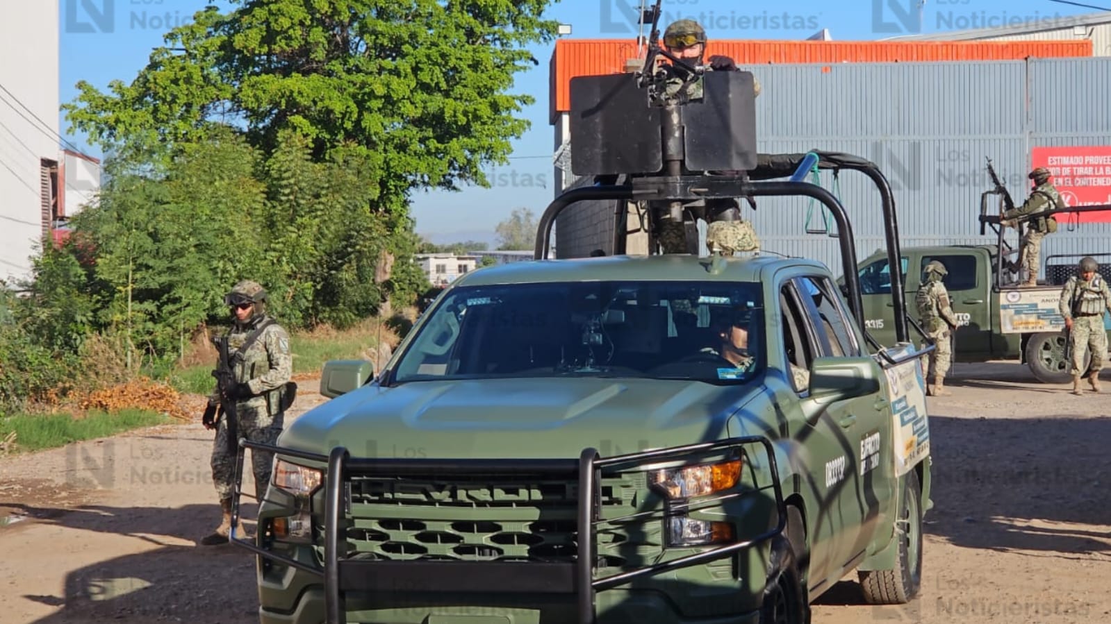 Personal del Ejército resguardando lugar