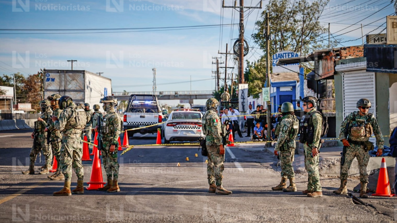 Personal de la Marina resguarda zona donde ejecutaron a varias personas