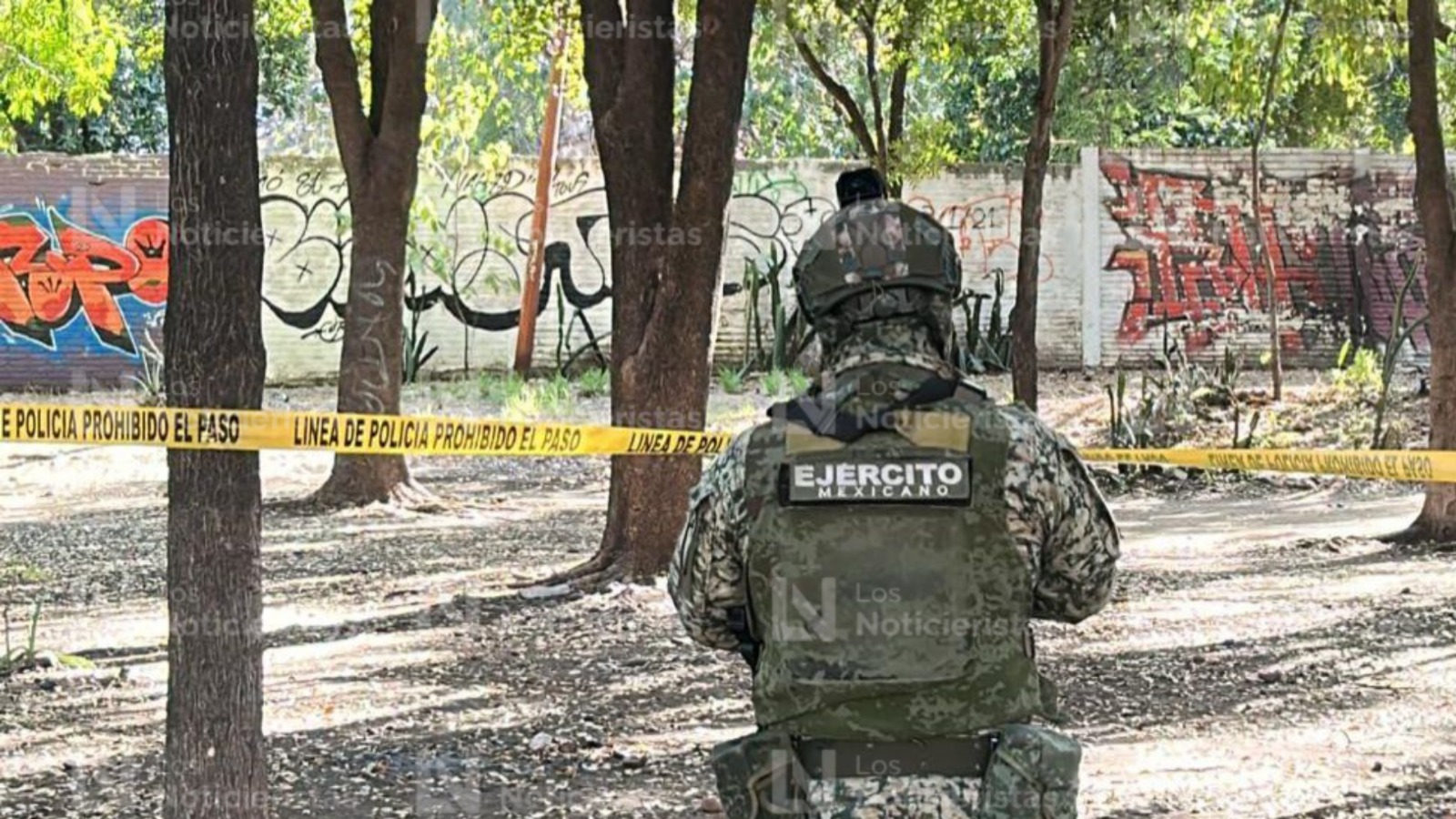 Personal militar acordona zona donde ejecutaron a joven