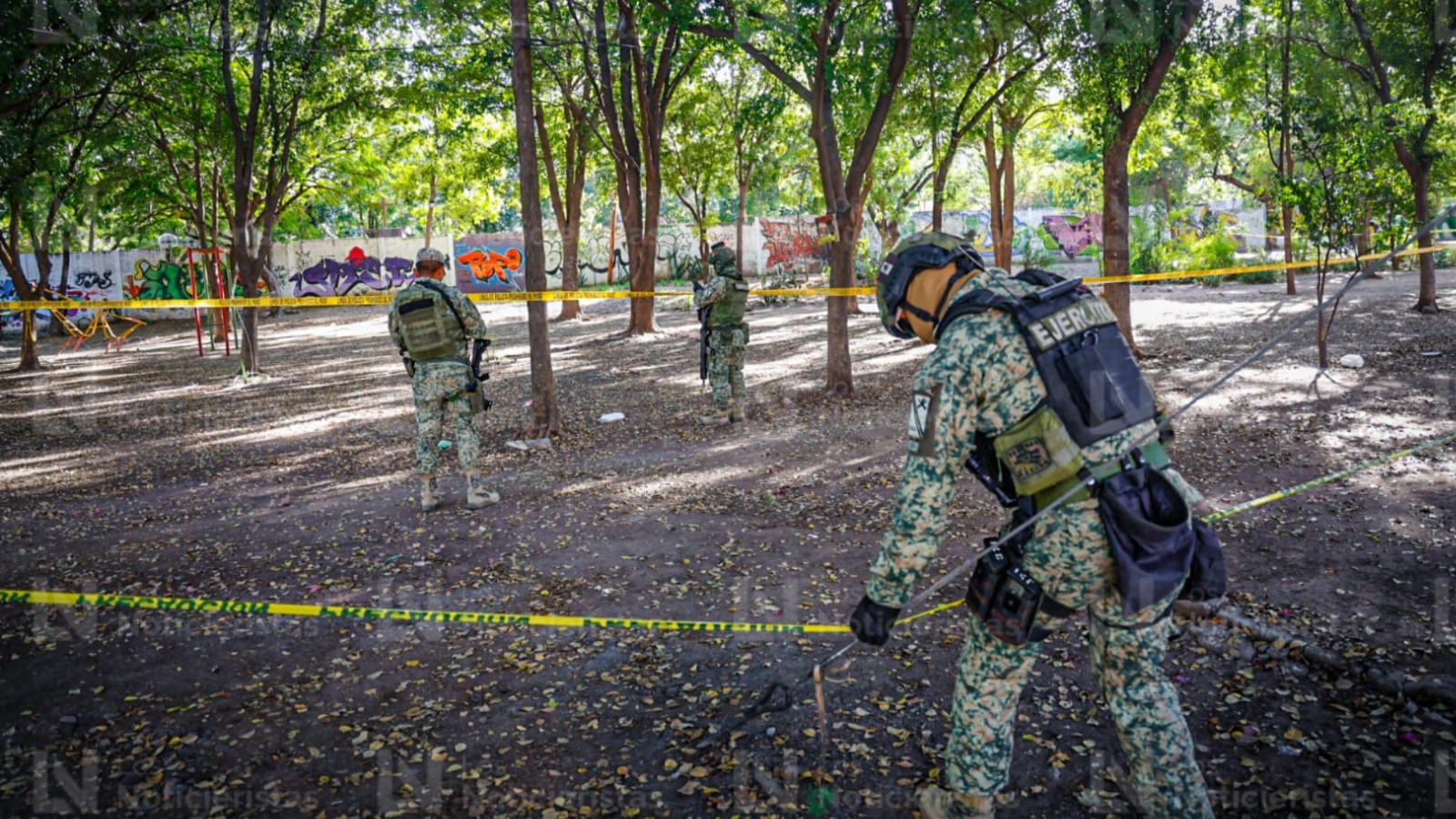 Personal militar acordona zona donde ejecutaron a joven