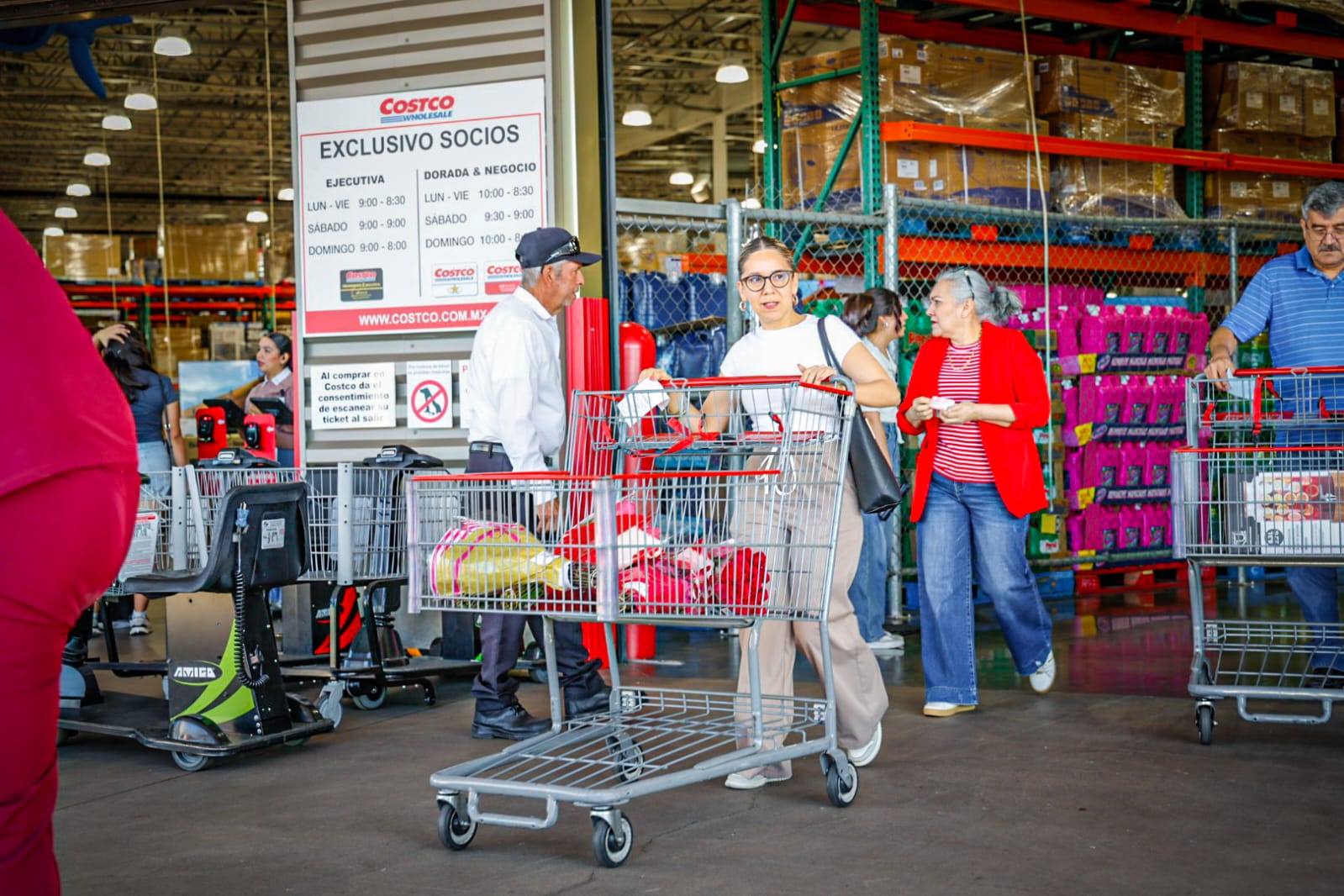 Largas filas para entrar a Costco en Culiacán, a comprar flores para el Dia de San Valentín
