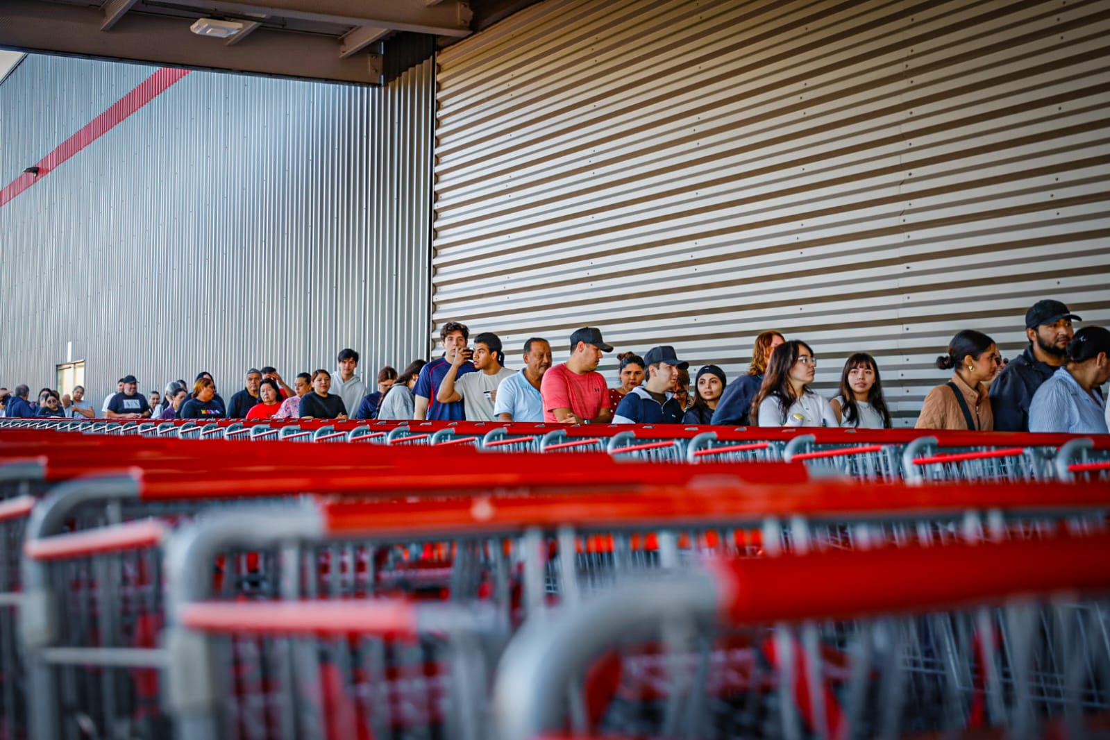 Largas filas para entrar a Costco en Culiacán, a comprar flores para el Dia de San Valentín