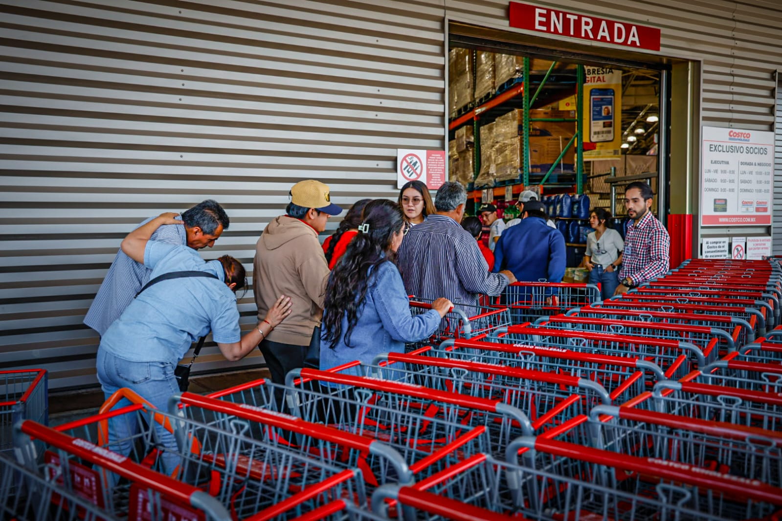 Largas filas para entrar a Costco en Culiacán, a comprar flores para el Dia de San Valentín