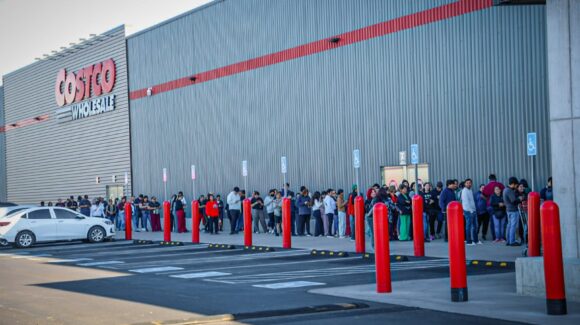 ¡Llenan los carritos de rosas! Se registran filas kilométricas para comprar flores en Costco Culiacán previo a San Valentín