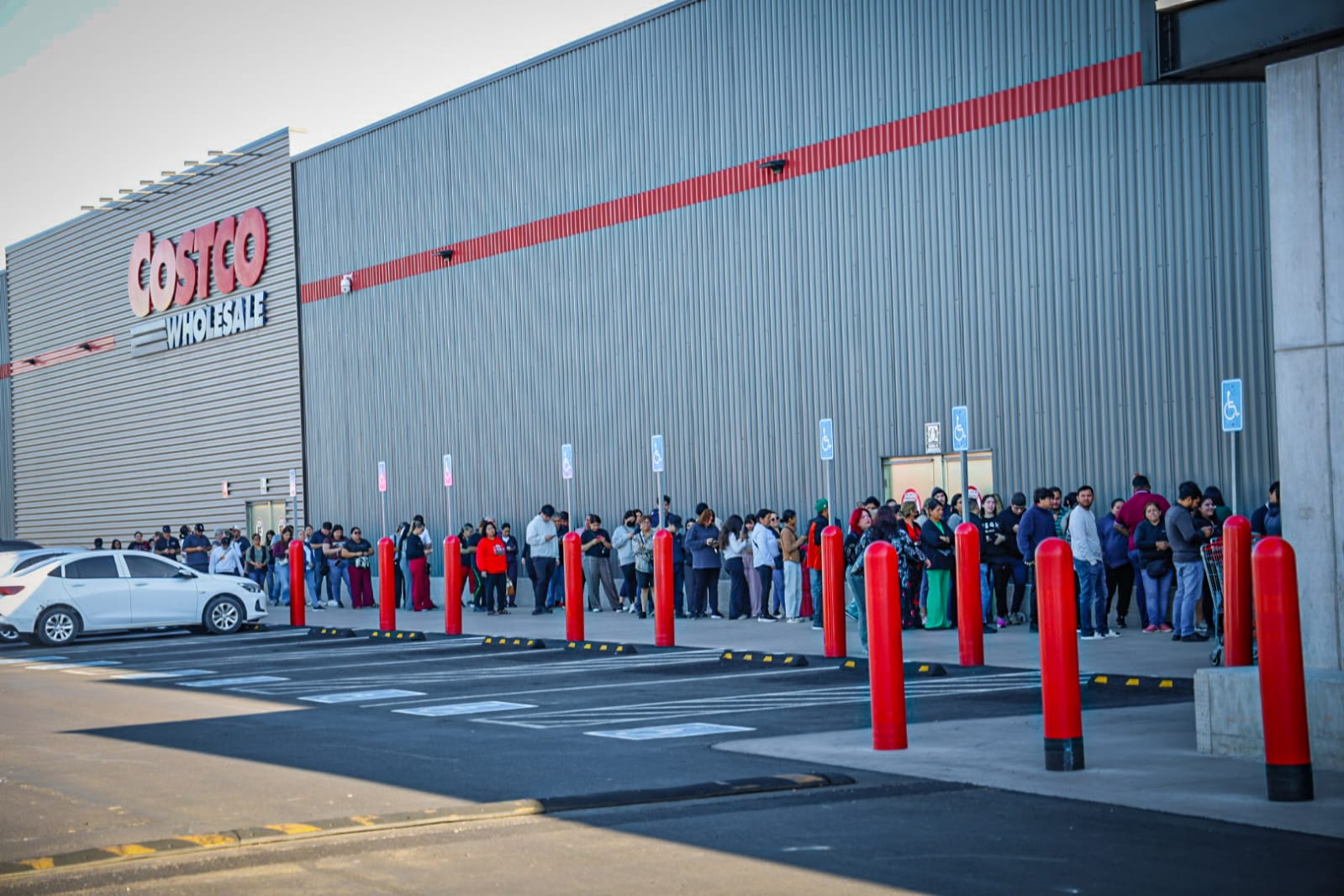 Largas filas para entrar a Costco en Culiacán, a comprar flores para el Dia de San Valentín