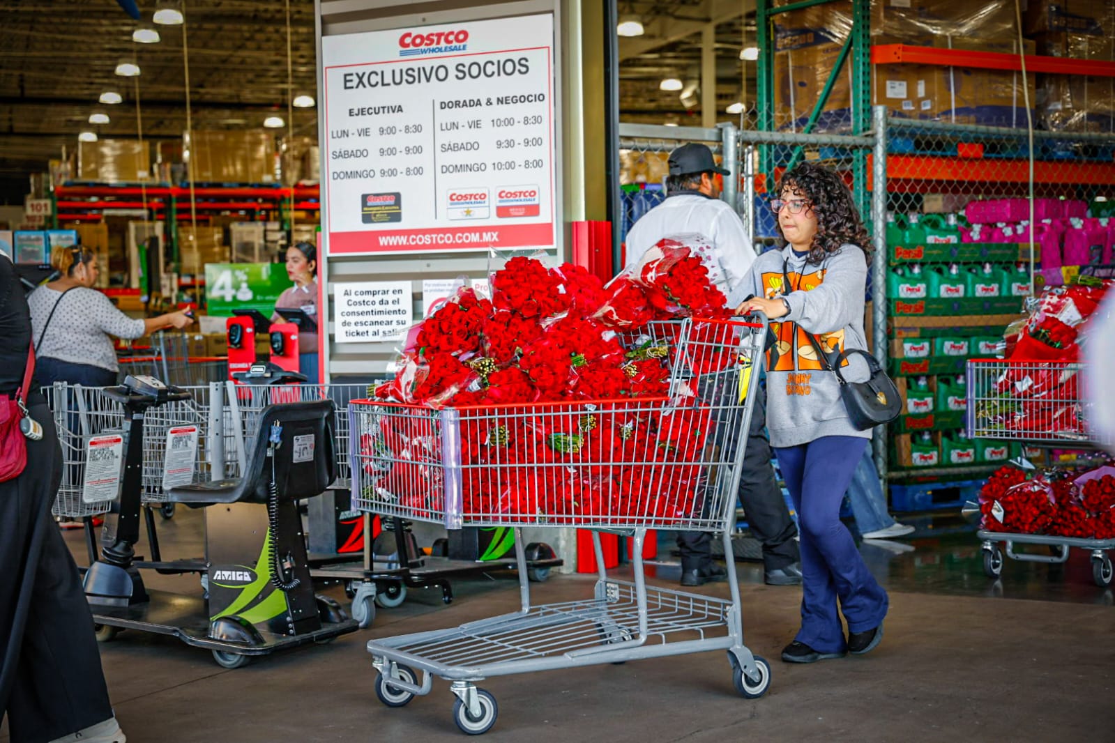 Largas filas para entrar a Costco en Culiacán, a comprar flores para el Dia de San Valentín