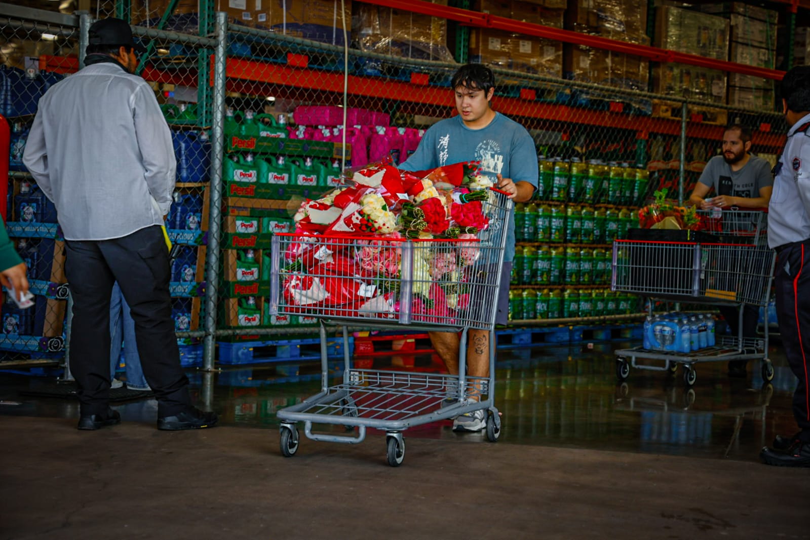 Largas filas para entrar a Costco en Culiacán, a comprar flores para el Dia de San Valentín