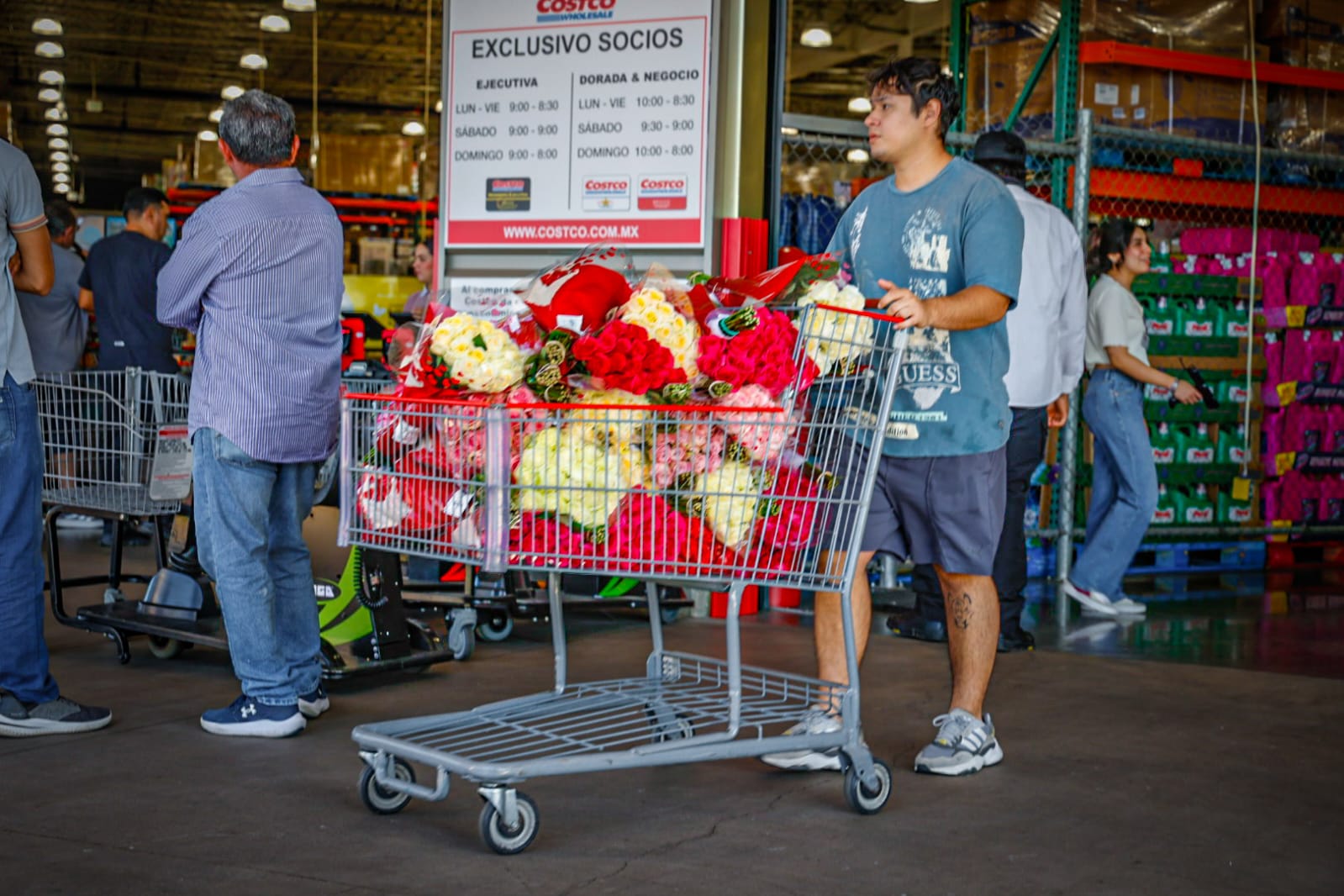 Largas filas para entrar a Costco en Culiacán, a comprar flores para el Dia de San Valentín